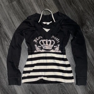 Y2k tröja med inbyggt linne - Jättesnygg y2k tröja med inbyggt linne! Står storlek 158/164 så hade nog kunnat passa på någon med xs möjligen liten s 🫶 Finns inga defekter och den är i gott skick, svårt att hitta liknande plagg nu för tiden ❤️