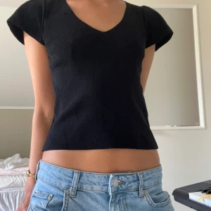 Svart topp med öppen rygg  - Jättesöt svart topp från mango, knappt använd och i fint skick! Öppen rygg och knyts där bak💛💛🌸