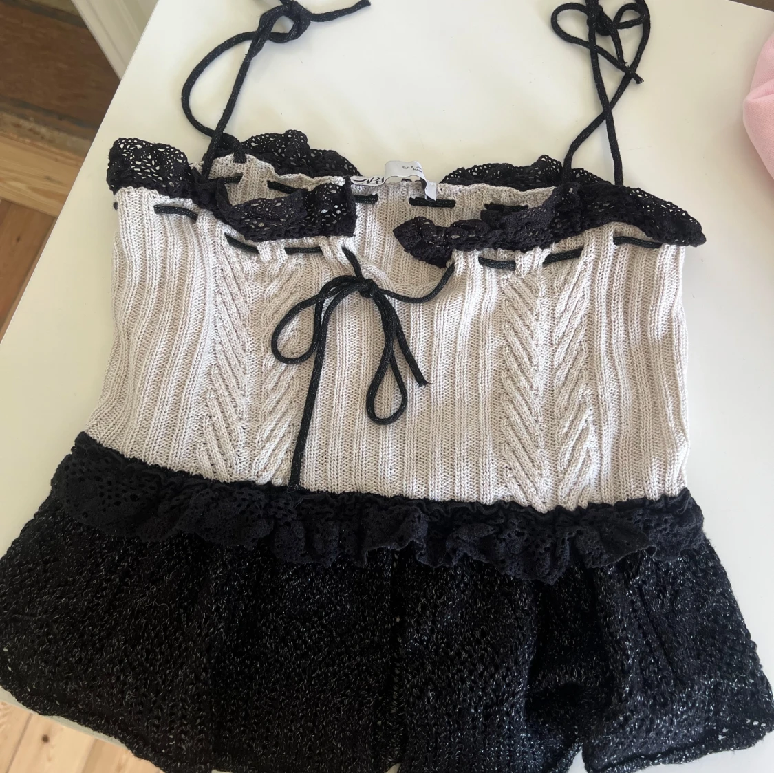 Stickad  linnetopp med volang från Zara - 3