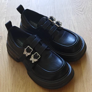 Skor med silver fjäril detalj - Chunky svarta loafers, köpte från taobao när jag var i kina, köpte tyvärr fel storlek