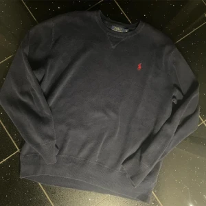 Ralph lauren  - Marinblå Ralph lauren tröja, storlek Medium. Stilren och lätt att matcha i en outfit. 