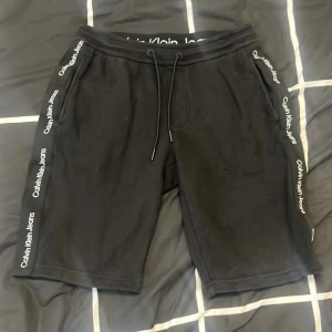 Svarta shorts Calvin Klein Jeans - Svarta shorts från Calvin Klein Jeans med avslappnad passform, perfekta för chill dagar. Snygga och stilrena shorts för dig som gillar streetwear.