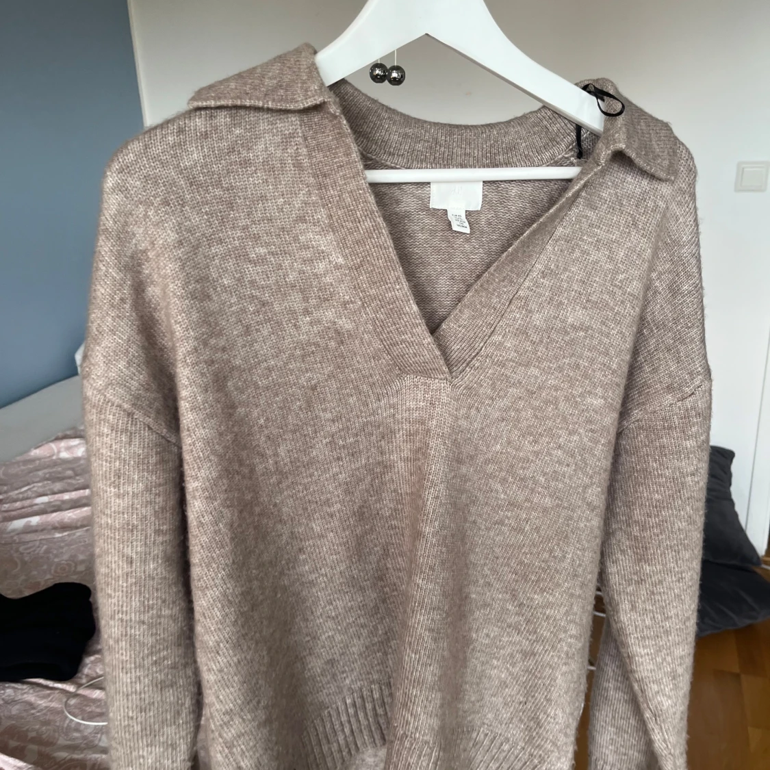 Beige stickad v-ringad tröja H&M - 1