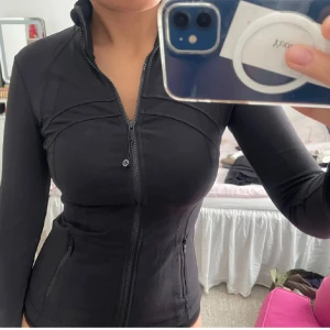 Svart lululemon kofta - Snygg populär lululemon träningskort sitter som en Medium💞💞💞