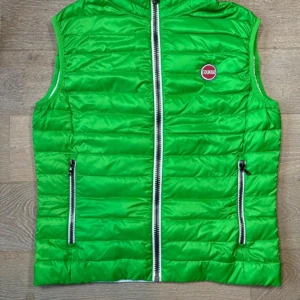 Grön dunväst från Colmar - Snygg grön dunväst från Colmar med quiltad design och två dragkedjeförsedda fickor framtill. Västen har en tydlig logga på bröstet och hel dragkedja. Perfekt att slänga över en hoodie för en sportig look.