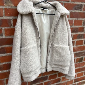 Beige teddyjacka - Super snygg beige teddy jacka! använd fåtal gånger. Stl M men passar S bättre💕 Pris går att diskutera💕