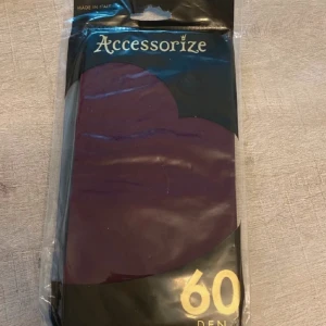 leggings - Säljer ett par helt nya leggings i färgen vinröd (mörk bordeaux). 🧵 Materialet är lätt och tunt, ej tjocka 📏 One size – passar de flesta 🍷 Snygg, djup färg som lyfter vilken outfit som helst 📦 Oanvända & oöppnade, fortfarande i originalförpackning