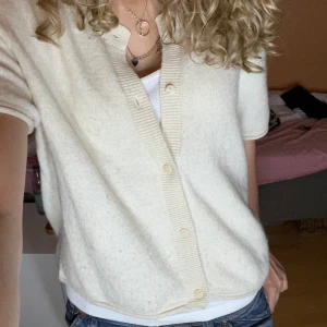 Beige kortärmad kofta - Superfin beige kofta, knappt använd. Lappen är avklippt men passar mig som är storlek S :) 📏 Mått (mätt platt): Axelbredd: 43cm Längd: 53cm Hör av dig vid fler frågor!💕