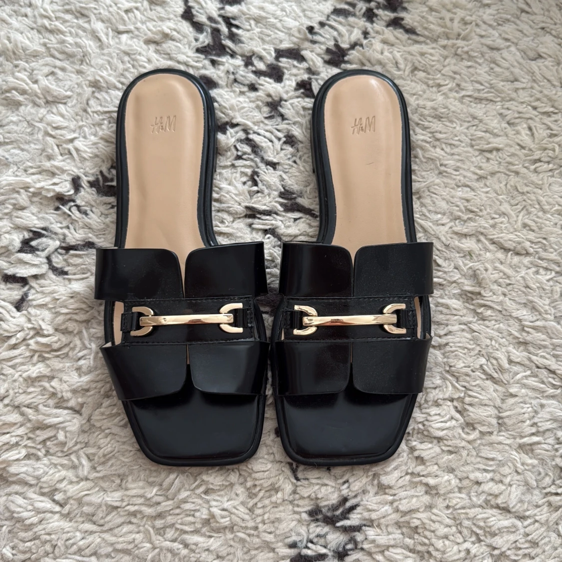 Svarta sandaler/slip-ins med gulddetalj från HM - 1