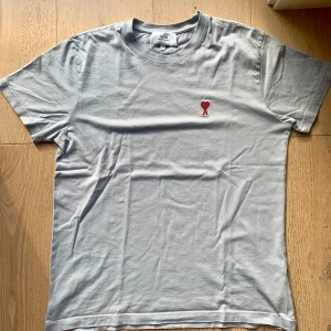 Gråblå t-shirt från Ami Paris - Gråblå t-shirt från Ami. Mycket fint skick och mycket sparsamt använd