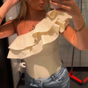Vit volang body - Vit body från Zara, helt ny och slutsåld på hemsidan!