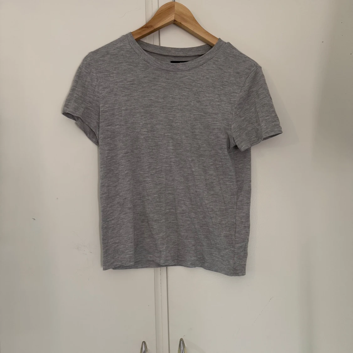 Grå basic t-shirt i bomull