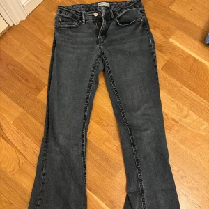 Mörkblåa bootcut jeans från Gina Tricot - Snygga mörkblåa jeans från Gina Tricot i modellen mid rise bootcut. Jeansen har små skador på jeans kanten vid fötterna, men inget man lägger märke till. Köparen står för frakten💓