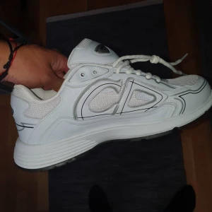 Vita Dior B30 sneakers - Säljer ett par vita Dior B30 sneakers helt spliitrans nya då min jag ville lämna tillbaka dom men självklart äkta dessutom finns äktighetsintyg storlek 44 lite små i storleken skulle säga passar Lungt 43 perfekt                           ! Först till kvarn! Nypris 10900kr 