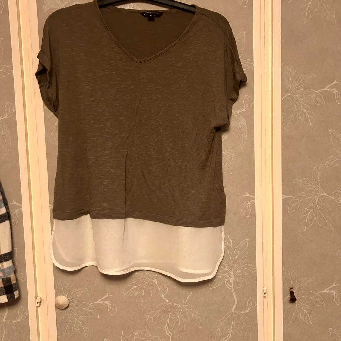 Olivgrön blus med vit nederdel MyWear - 2