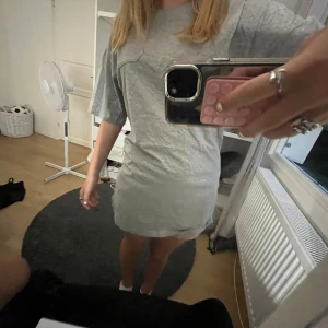 Oversized grå t-shirt - Säljer en oversized grå t-shirt med rund hals och korta ärmar. T-shirten är enkel och stilren, perfekt för en chill look. Materialet känns mjukt och bekvämt, och passformen är loose för extra komfort.