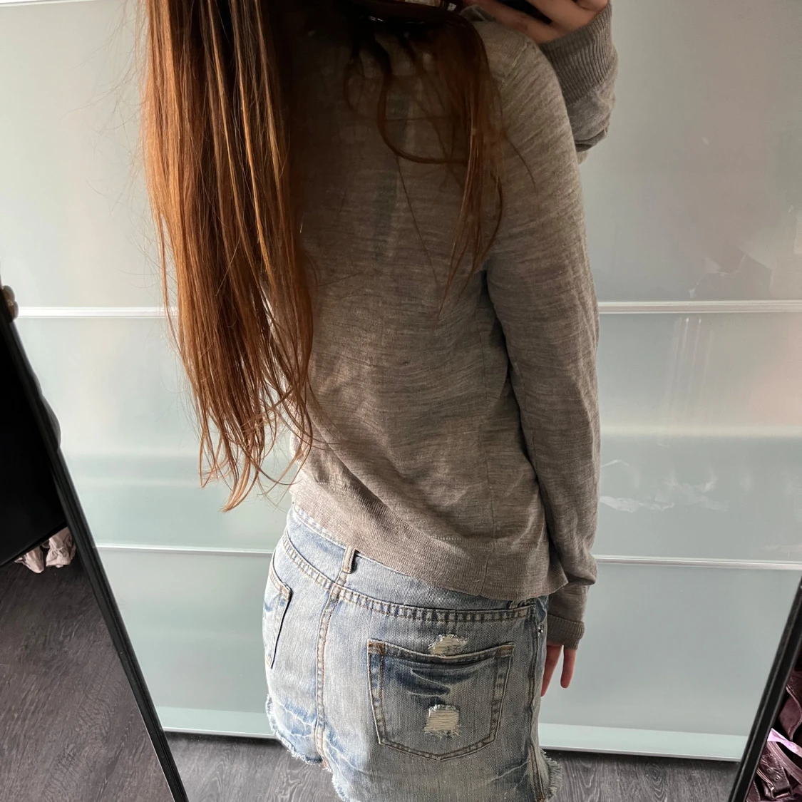 Grå kofta med volangdetaljer - 1