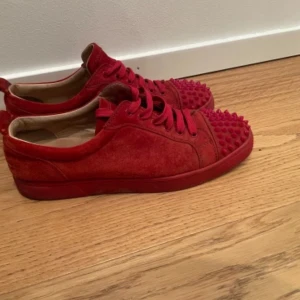 Christian Louboutin skor - Säljer nu mina Snygga unika röda christian louboutin skor i mocka med  nitar. Skorna är köpte och äktahets varifirade av Reway. Ingen box därav priset