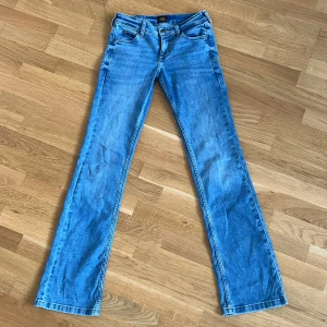 Blå bootcut jeans från Lee - Jag säljer dem här as snygga blåa bootcut jeansen från Lee då jag inte riktigt tycker om hur dem sitter på mig!💕Nyskick aldrig använt bara testat! Skriv om ni vill se hur dem sitter på😋säljer dem för 850kr då dem är nyskick och inte använda (köpte dem för 1 100kr)