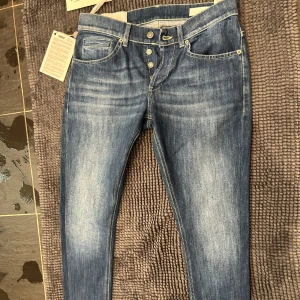 Dondup jeans george  - Säljer nu dress dondup jeans George som är helt nya aldrig använda. Storlek 31 men sitter lite mindre speciellt vid vaderna så passar nog runt 30. Som sagt helt nya och väldigt feta 🙌🏻