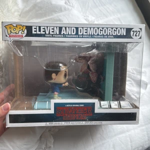 Eleven and Demogorgon (Stranger Things) #727 - Cool Funko Pop! vinylfigurer med Eleven och Demogorgon från Netflix-serien Stranger Things. Perfekt för fans av spänning, mysterier och popkultur! Samlarobjekt i originalförpackning.