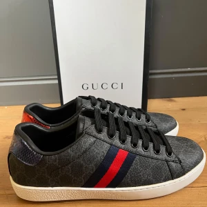 Gucci ace sneakers  - Snygga svarta Gucci ace skor.Skorna är endast använda en gång. Det ända negativa är att boxen är lite skadad. Bara skriva ifall ni har några funderingar.  