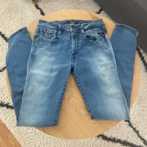 Ljusblåa Replay - Tjena👋 Säljer ett par snygga blå jeans från Replay med klassisk femficksdesign och coola detaljer på bakfickorna🤩 Jeansen har en lätt tvättad look och raka ben👖 Perfekta för dig som gillar stilrena och bekväma jeans med schysst passform🔥  Storleken är W32(36cm) L34(106cm)📐  Vid frågor: Meddela oss📩