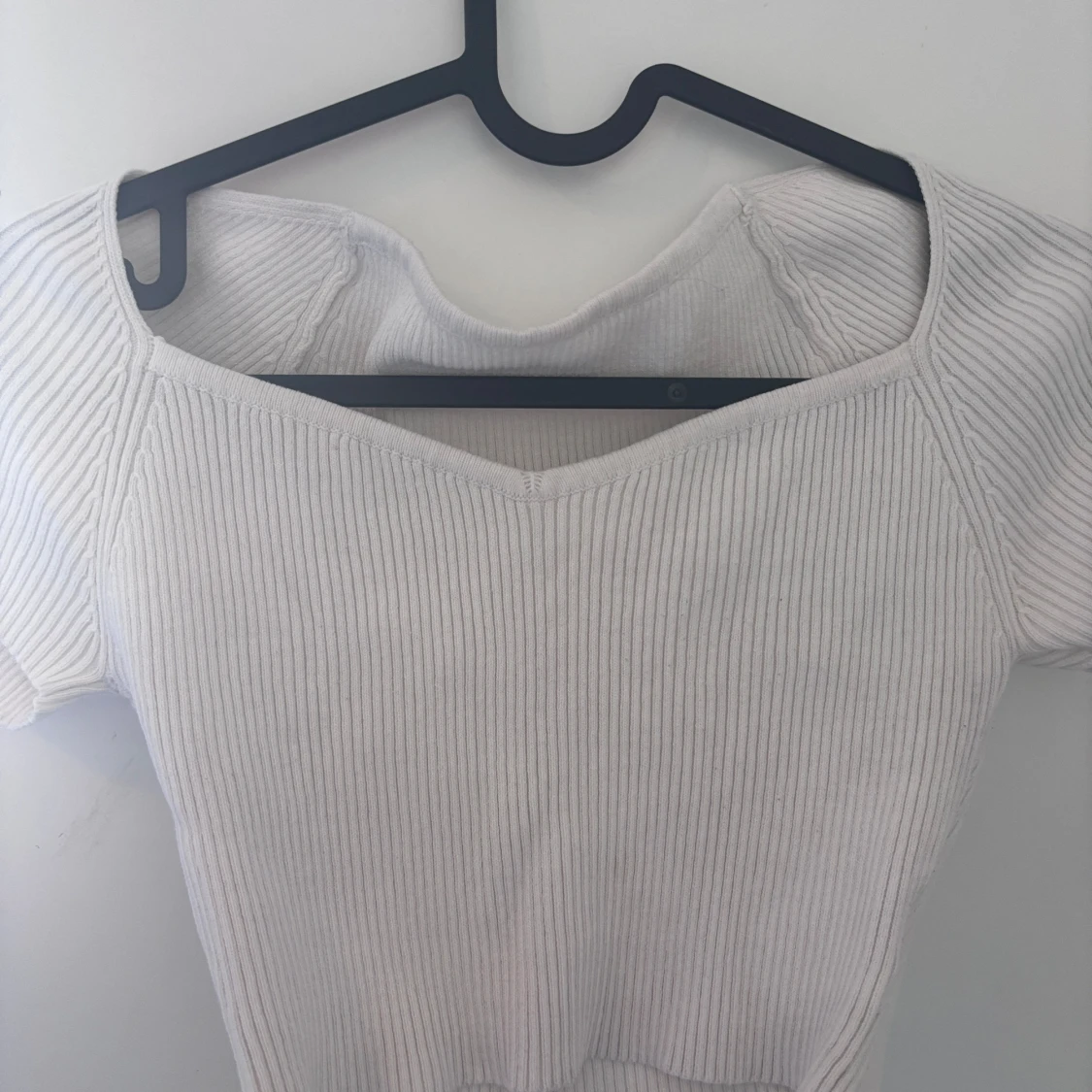 Vit ribbad topp med v-ringning