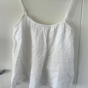 Vit linnetopp från H&M XS - Superfräsch vit linnetopp från H&M i storlek XS🤍rak passform🤍 väldigt luftig🤍säljs pga att den inte passar🤍