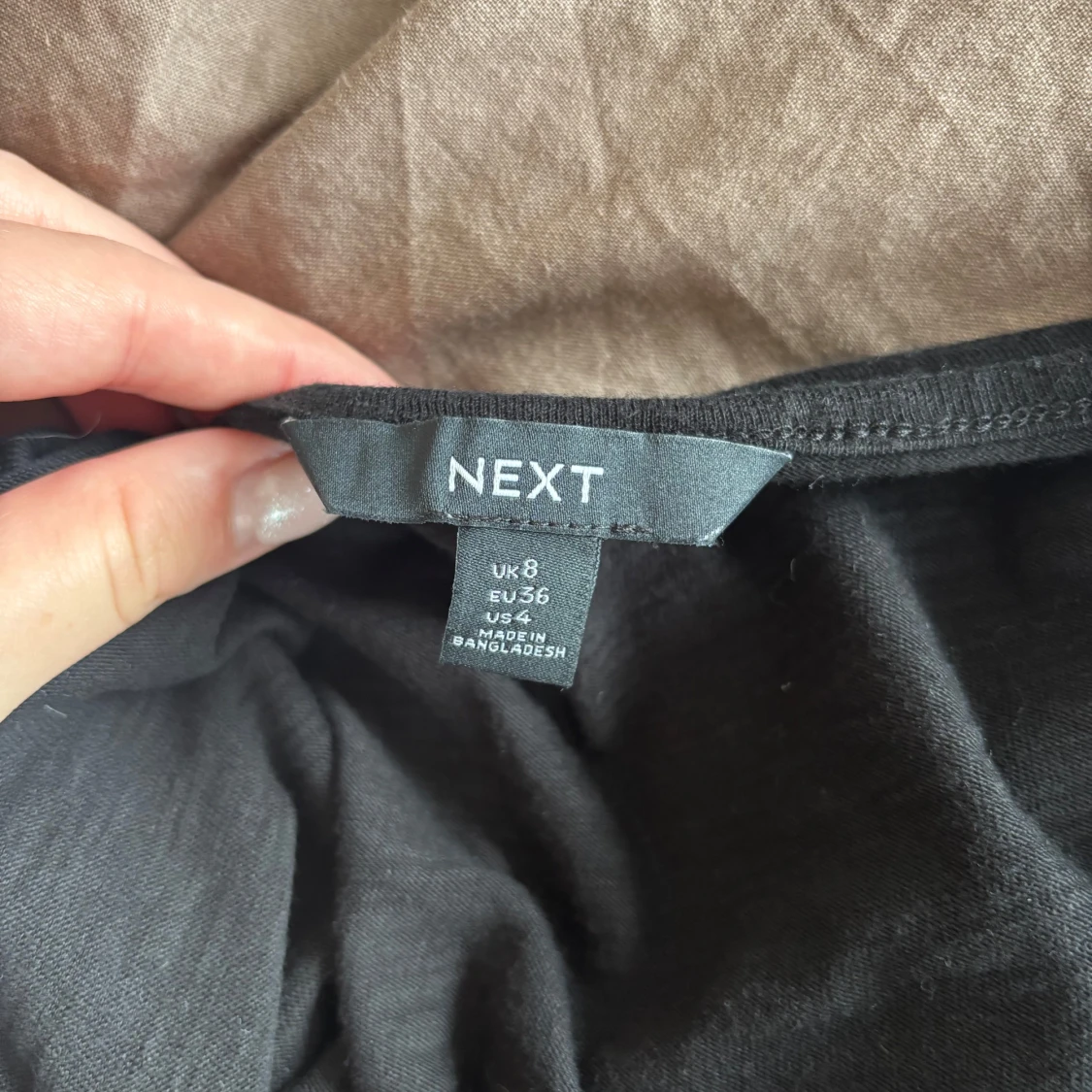 Svart v-ringad blus från Next - 1