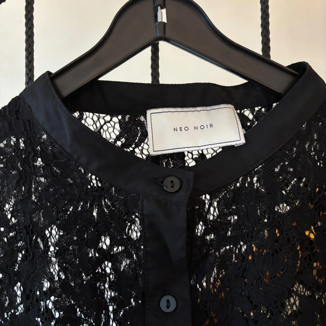 Svart spetsblus från Neo Noir - 2