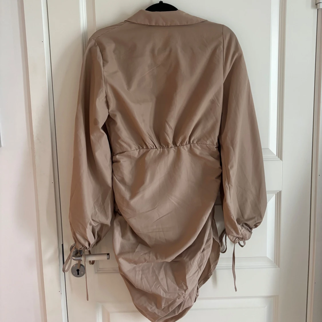 Beige klänning PrettyLittleThing - 1