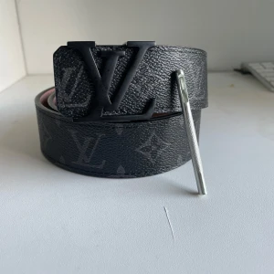 Louis Vuiitton bälte helt nytt svart spänn - Louis Vuiitton bälte helt nytt med svart spänn är en hållgörate som ingår som gör att det ska bli större eller mindre så de går att knäppa.