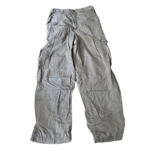 Grå cargobyxor från H&M, stl 40 - Snygga grå cargobyxor från H&M i storlek 40. 