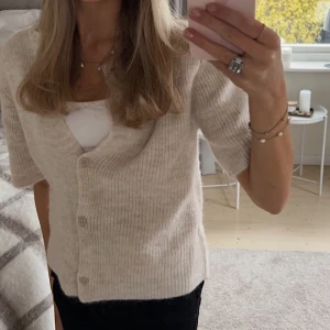 Kortärmad kofta - Stickad kortärmad kofta, använd max 3 gånger. Storlek 158/164 men skulle säga en XS.