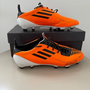 Adidas F50 fotbollsskor  - Säljer dessa gamla klassiska f50 i bra skick. Skorna är väldigt sköna och sällsynta, storlek 42 2/3. Pris går att diskutera vid snabb affär! 