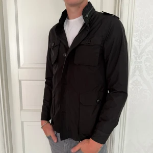 These glory days - These glory days tunn fieldjacket  Storlek S  Skick 8/10  Modellen är 188 och väger 75kg 