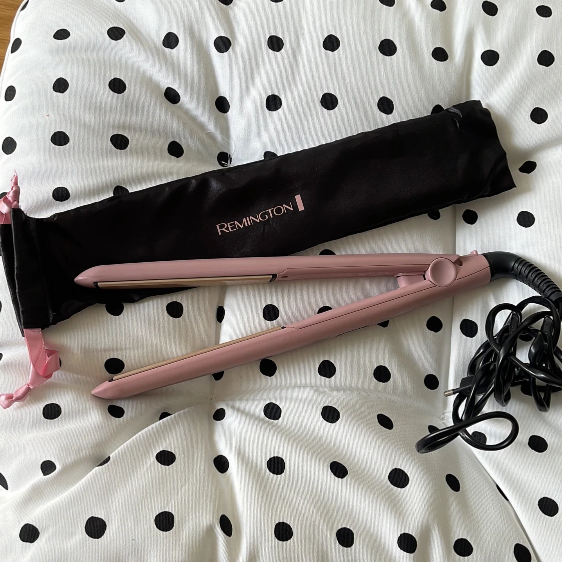 Plattång, locktång och andra värmeverktyg.