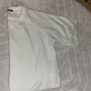 Vit stickad tröja från 157, stl S - Enkel och stilren vit stickad tröja från 157 i storlek S. Korta armar, jätteskön storlek S, oanvänd