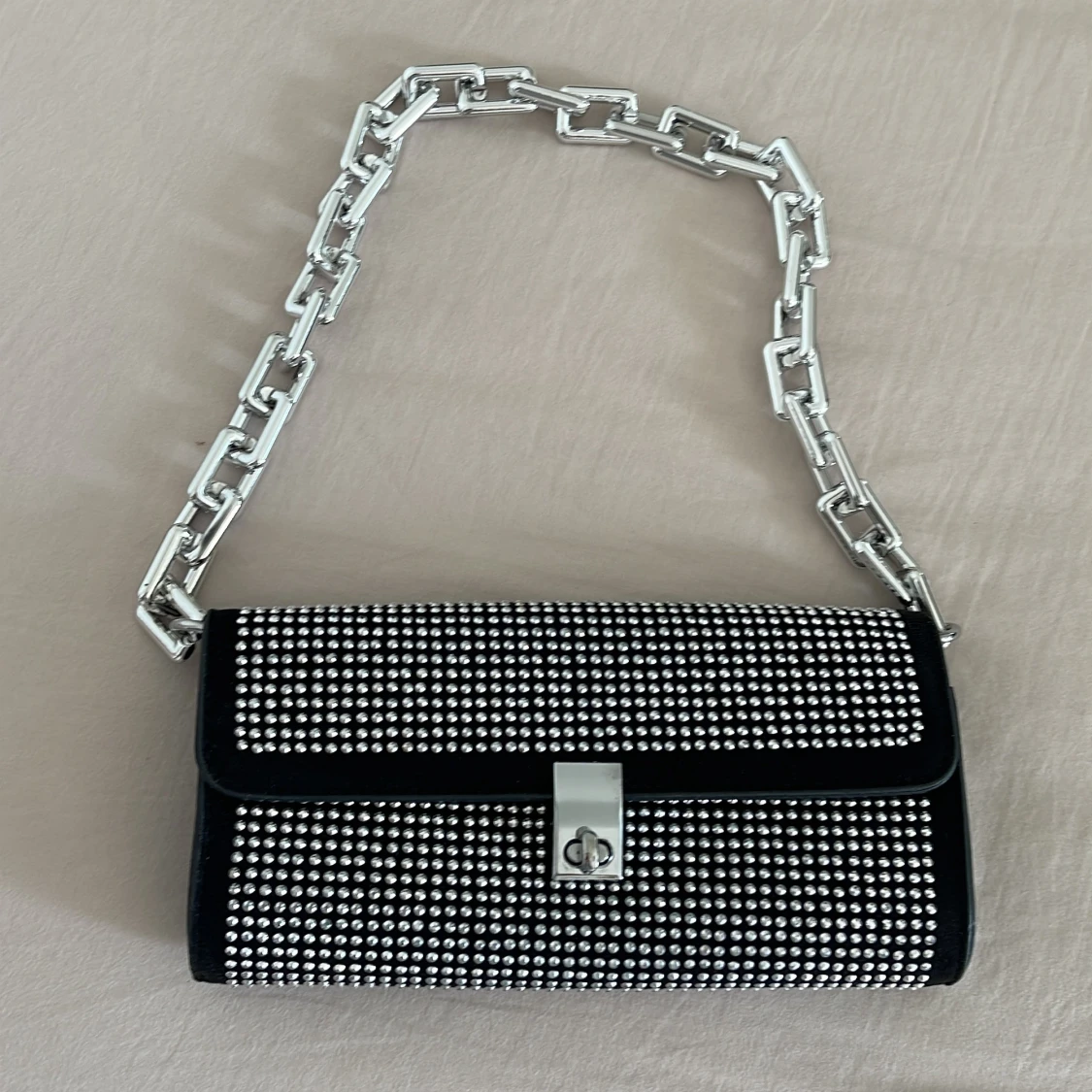 Svart axelväska med silverdetaljer - 2