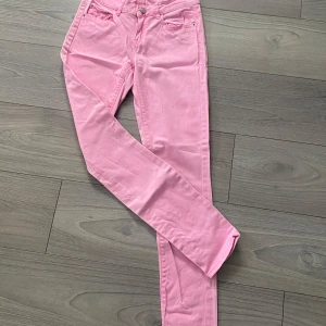 Rosa skinny jeans från Gina Tricot - Snygga ljusrosa jeans från Gina Tricot, modell Chloe. De har klassisk femficksdesign, skinny fit och normal midja. Perfekta för dig som vill sticka ut med färg och ändå ha en bekväm passform. 