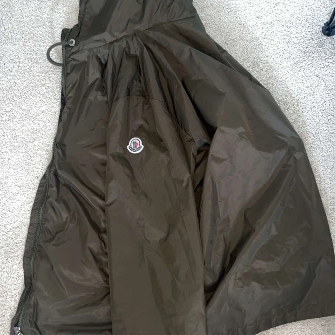Olivgrön vindjacka från Moncler - 2