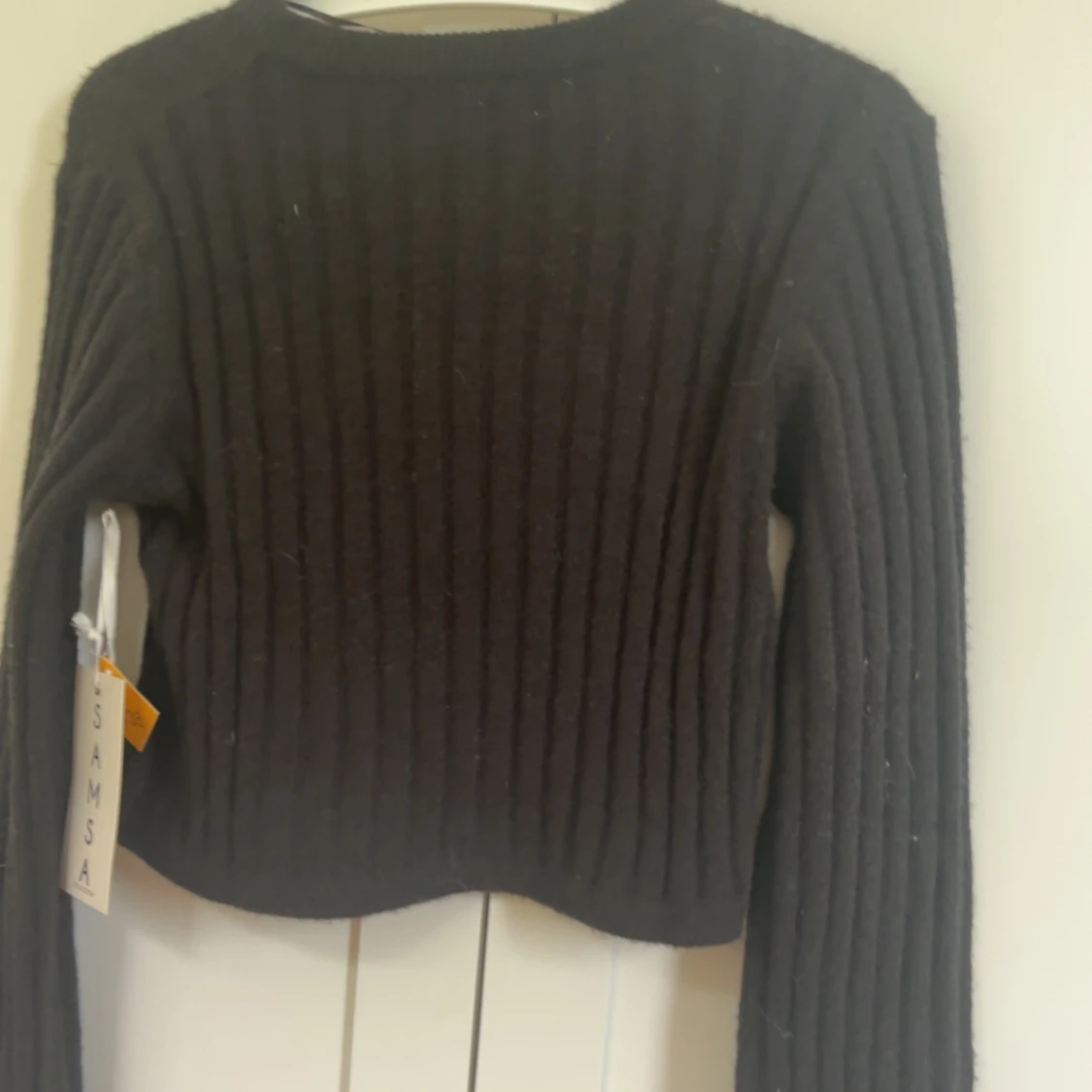 Svart ribbad stickad tröja Samsa