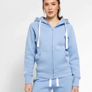 Ljusblå hoodie med dragkedja RUSSEMERCH (TRÖJAN‼️)  - (SÄLJER BARA TRÖJAN‼️) Ljusblå hoodie från russemerch med vit snörning i huvan och dragkedja framtill. Tröjan har känguruficka, ribbade muddar och en relaxed passform. Perfekt för chill dagar eller när du vill vara extra comfy. Använd 2 gånger ungefär fråga gärna om mer bilder.🩷