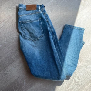 Blå cropped jeans från Marc O'Polo - Snygga blå jeans från Marc O'Polo i boyfriend fit med croppad längd. Klassisk femficksmodell, normalhög midja och ljus tvätt. Perfekta för en avslappnad och trendig look.