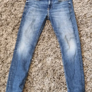 Blå Calvin Klein Jeans slimtaper 30/32 - Snygga blå slim taper jeans från Calvin Klein Jeans. Dom har inga defekter och har varit skötsamt använda. Skick 9-10/10. Nytt pris är 1500 kr. Pris kan diskuteras. 