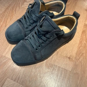 Svarta mockasneakers från Louboutin - As snygga Christian loubutin. Storlek 39 passar upp till 40.5. En tvätt så är den nya igen. Om du har nån fråga så är det bara att säga till!