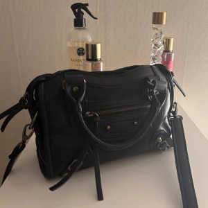 Svart väska  - Säljer denna jättefina svarta skinnväska! Väldigt praktisk och får plats med mycket! Har två innerfack och ett ytterfack! Köpt för 599kr, skriv för mer bilder! (Väskan har lite fläckar på insidan men inget som märks av!) ❣️