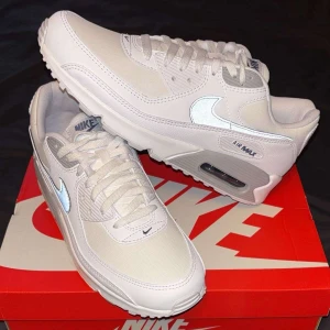 Nike Air Max 90 vit - Tjena, hjälper nu min vän att sälja sina helt oanvända airmax 90. Skorna har endast varit testade i butik och i hemmet så de är splitternya. Skorna har en stilren men sportig look, perfekt för dig som vill ha ett par sköna sommarskor men inte vill betala nypris.       Kvitto finns kvar.                                                       Nypris: 1850, Hans pris: 1700