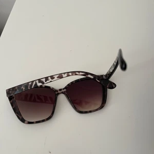 Leopardmönstrade solglasögon i brun - Leopard solglasögon i nyskick